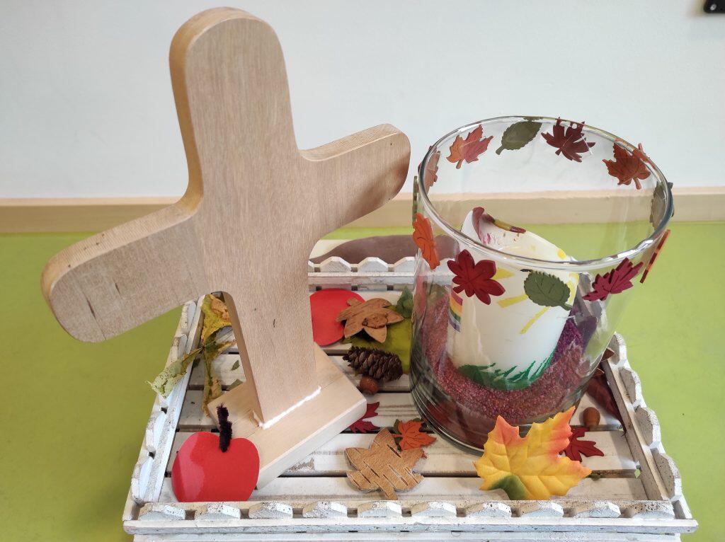 Kleines Kreuz und Kerze auf einem Tablett