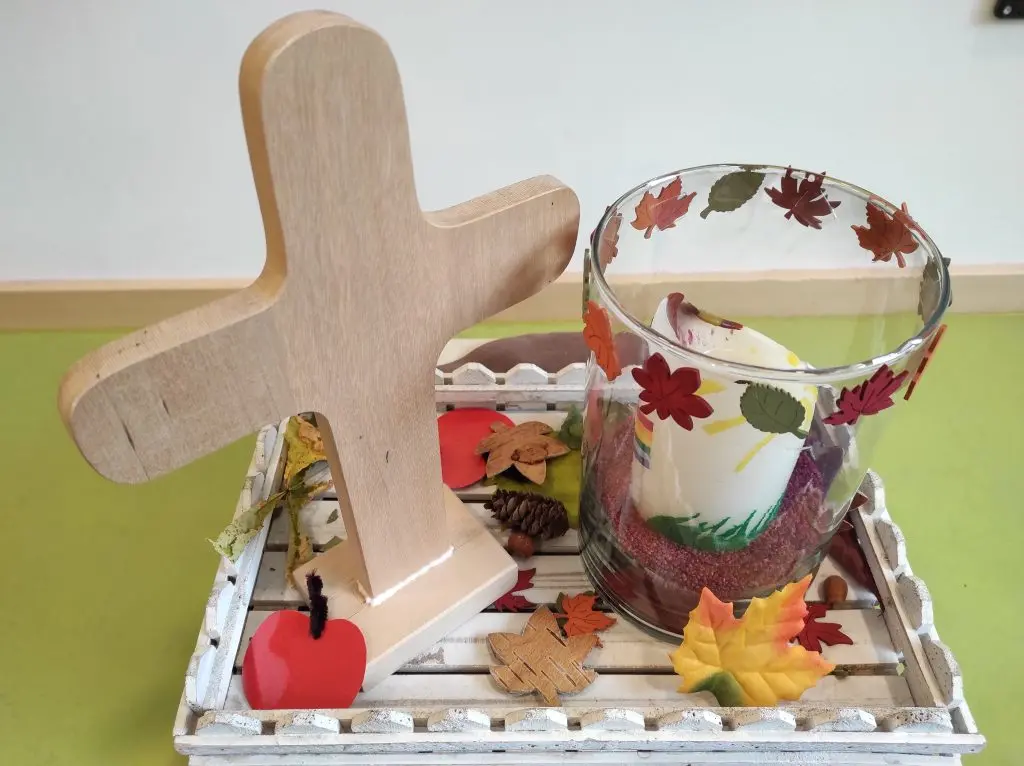 Kleines Kreuz und Kerze auf einem Tablett