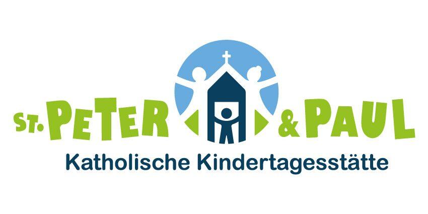Logo Kita St. Peter & Paul Schriftzug St. Peter & Paul Katholische Kindertagesstätte ergänzt durch Symbole (zwei Kinder, die sich abklatschen mit Kreuzsymbol, und ein Kind im Haus)