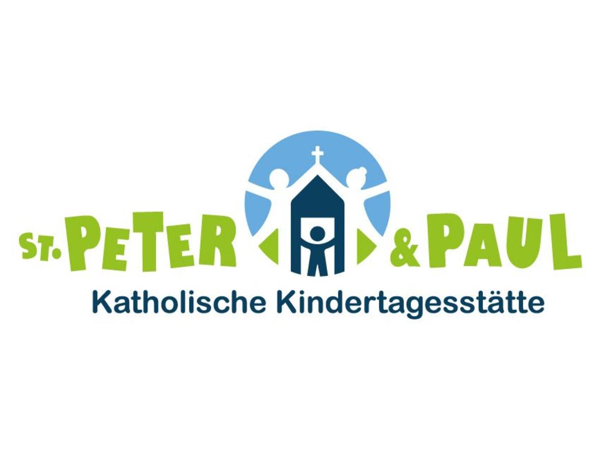 Schriftzug St. Peter & Paul Katholische Kindertagesstätte ergänzt durch Symbole (zwei Kinder, die sich abklatschen mit Kreuzsymbol, und ein Kind im Haus)