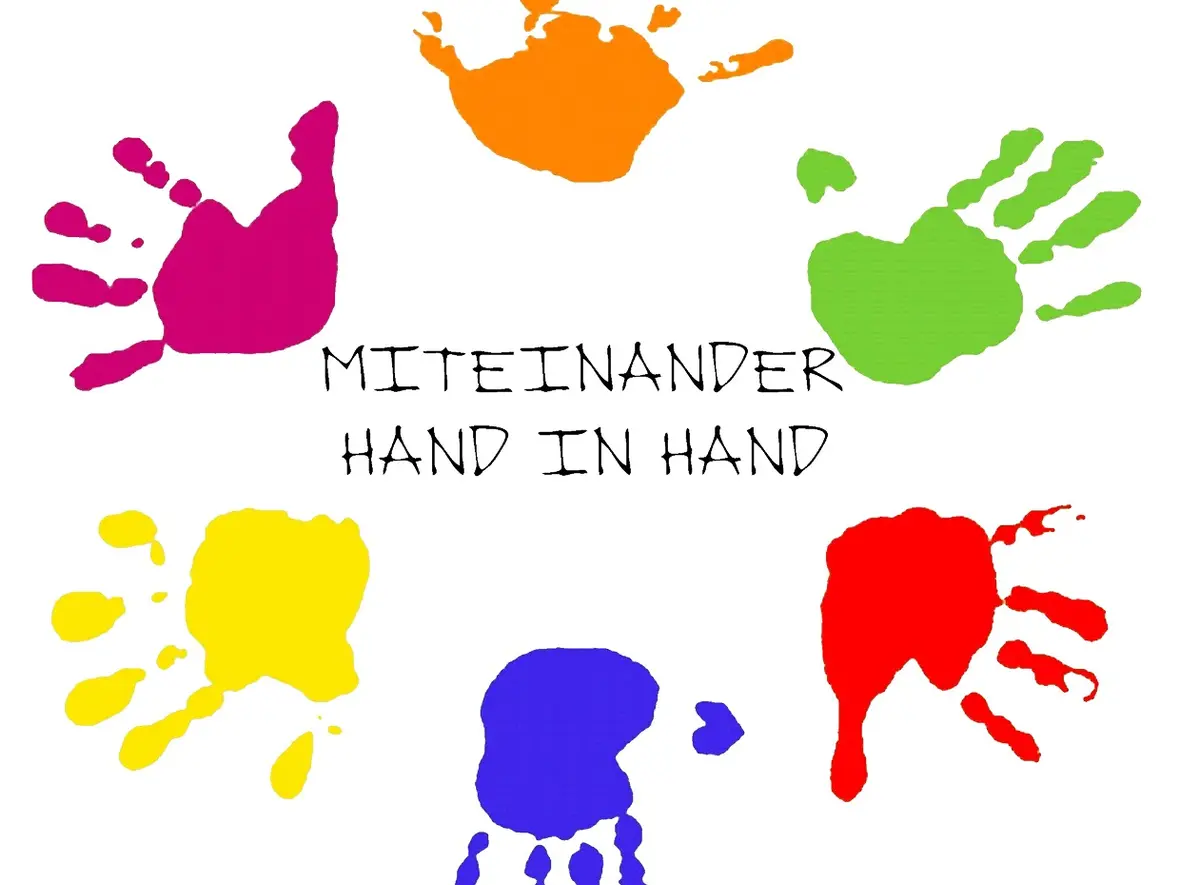 Sechs bunte Handabdrücke und in der Mitte "Miteinander Hand in Hand" = Logo Kita St. Michael Unterelchingen