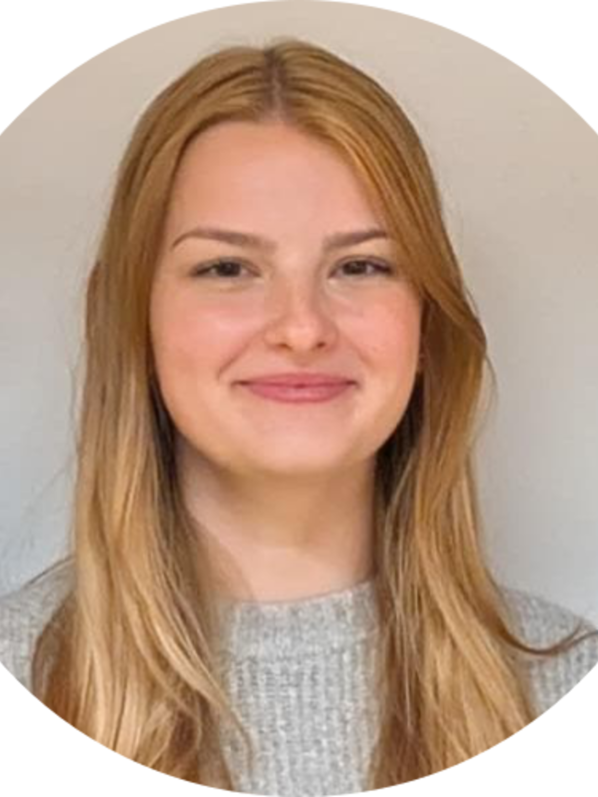 Jana Schwarz KJG Gesicht lächelnd, blonde lange Haare