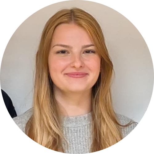 Jana Schwarz KJG Gesicht lächelnd, blonde lange Haare
