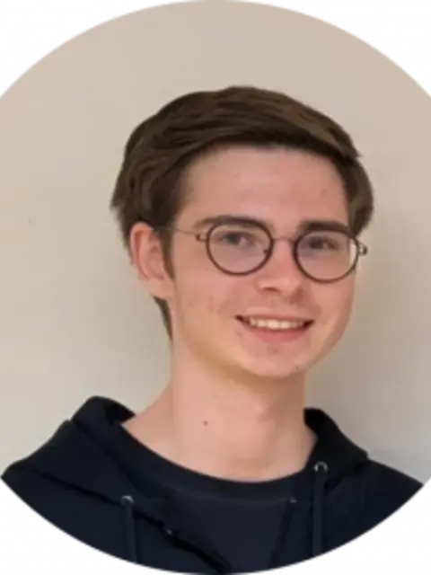 Jan Gebhard lächelndes Gesicht, kurze braune Haare, Brille