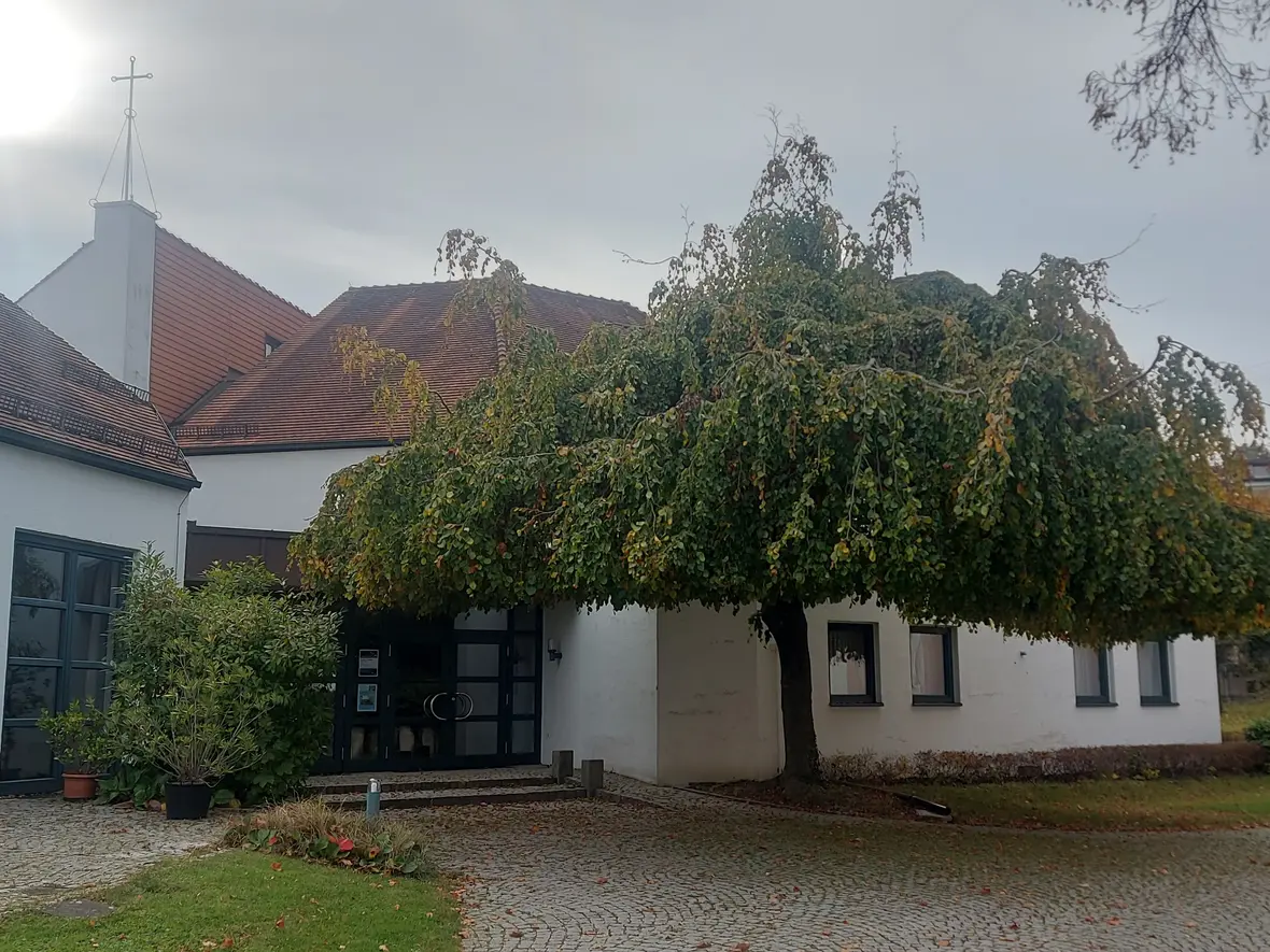 Kirche Thalfingen Christus unser Leben Moderne Kirche Eingangstür mit einem großen Baum auf der rechten Seite