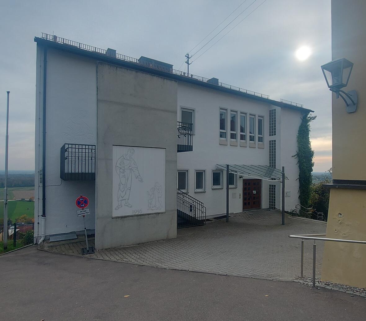 Antoniusheim Oberelchingen Antoniusheim Oberelchingen mit Eingangsbereich, Fenstern und seitlichem Treppenaufgang.