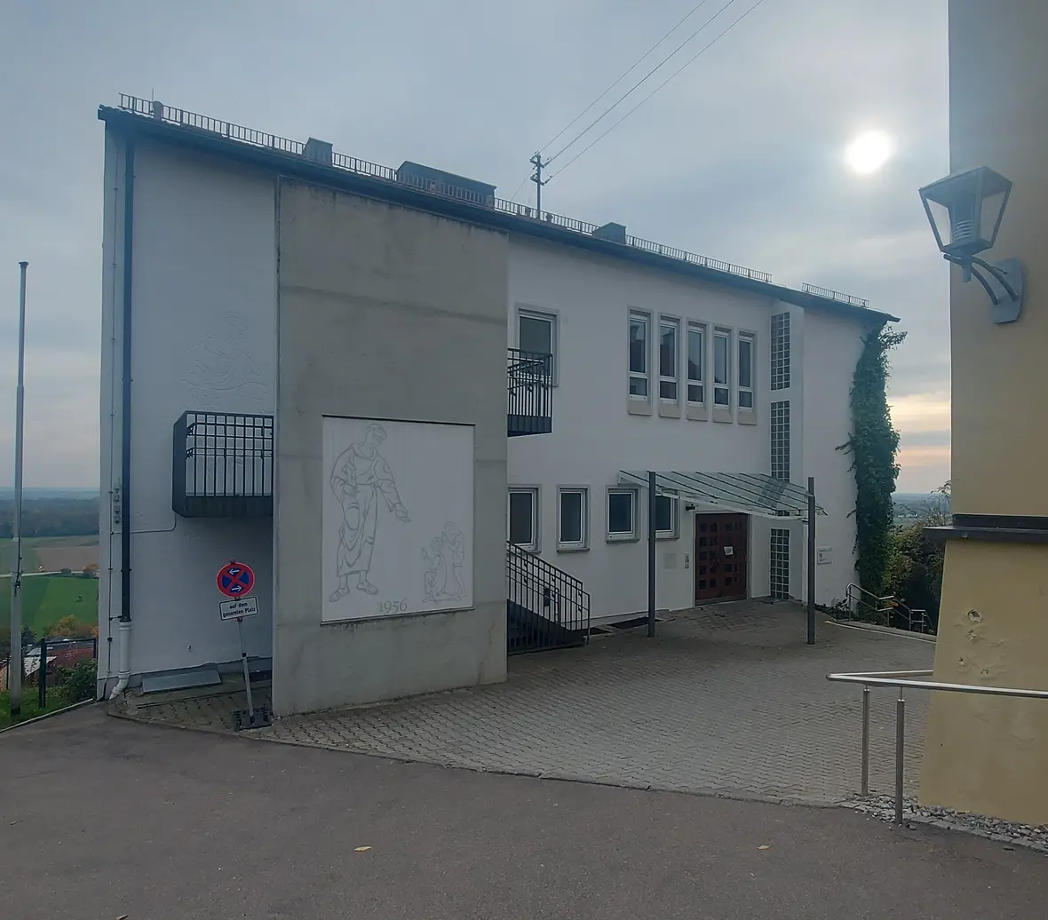 Antoniusheim Oberelchingen mit Eingangsbereich, Fenstern und seitlichem Treppenaufgang.