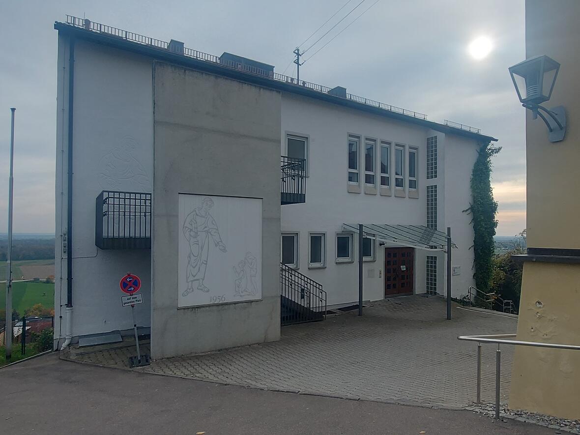 Antoniusheim Oberelchingen Antoniusheim Oberelchingen mit Eingangsbereich, Fenstern und seitlichem Treppenaufgang.
