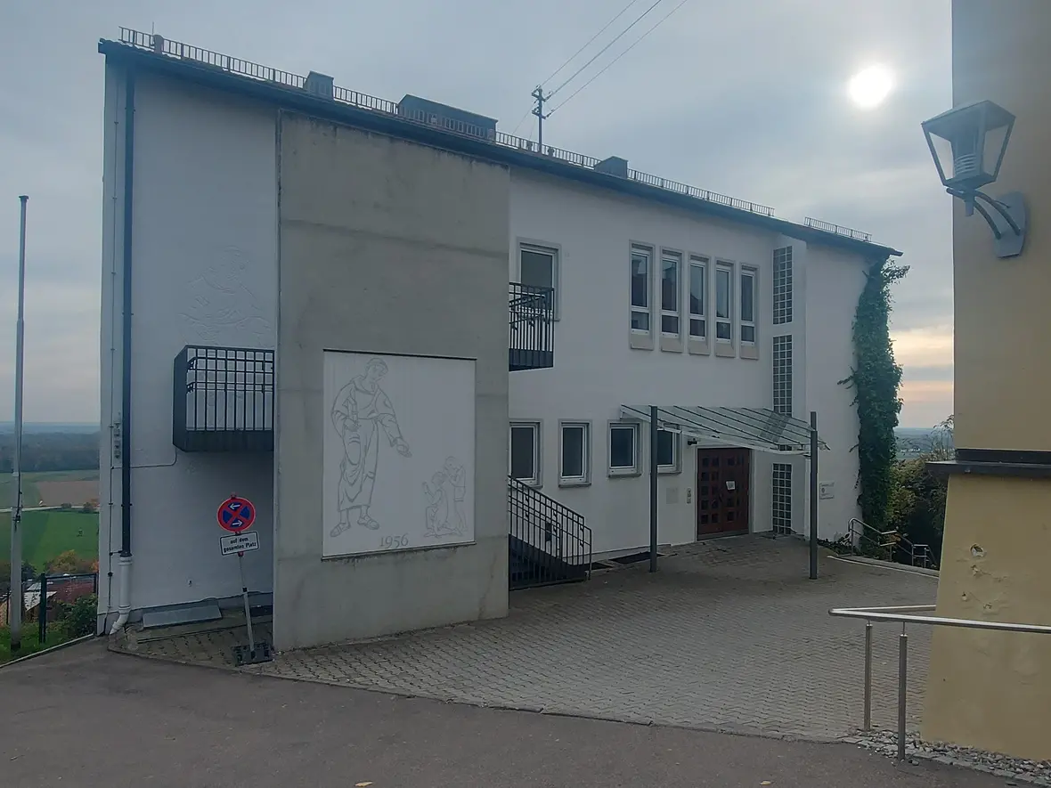 Antoniusheim Oberelchingen Antoniusheim Oberelchingen mit Eingangsbereich, Fenstern und seitlichem Treppenaufgang.