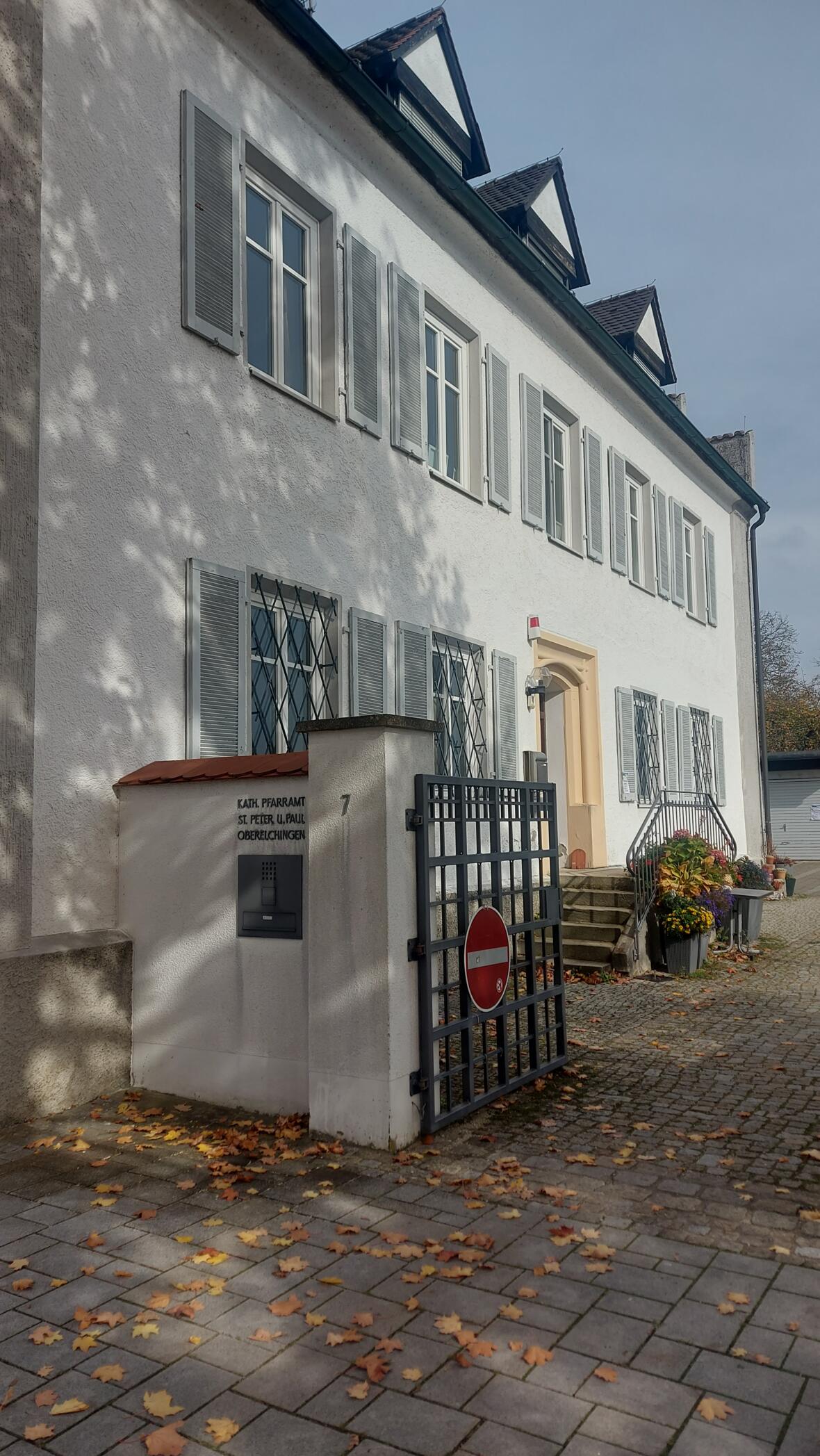 Pfarrhaus Oberelchingen mit Eingang und Schild der Pfarrgemeinde.