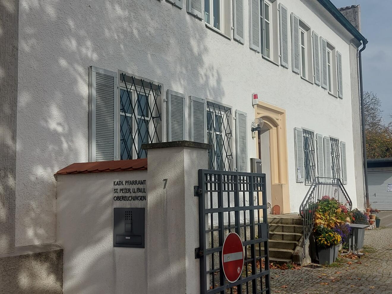 Pfarrhaus Oberelchingen mit Eingang und Schild der Pfarrgemeinde.