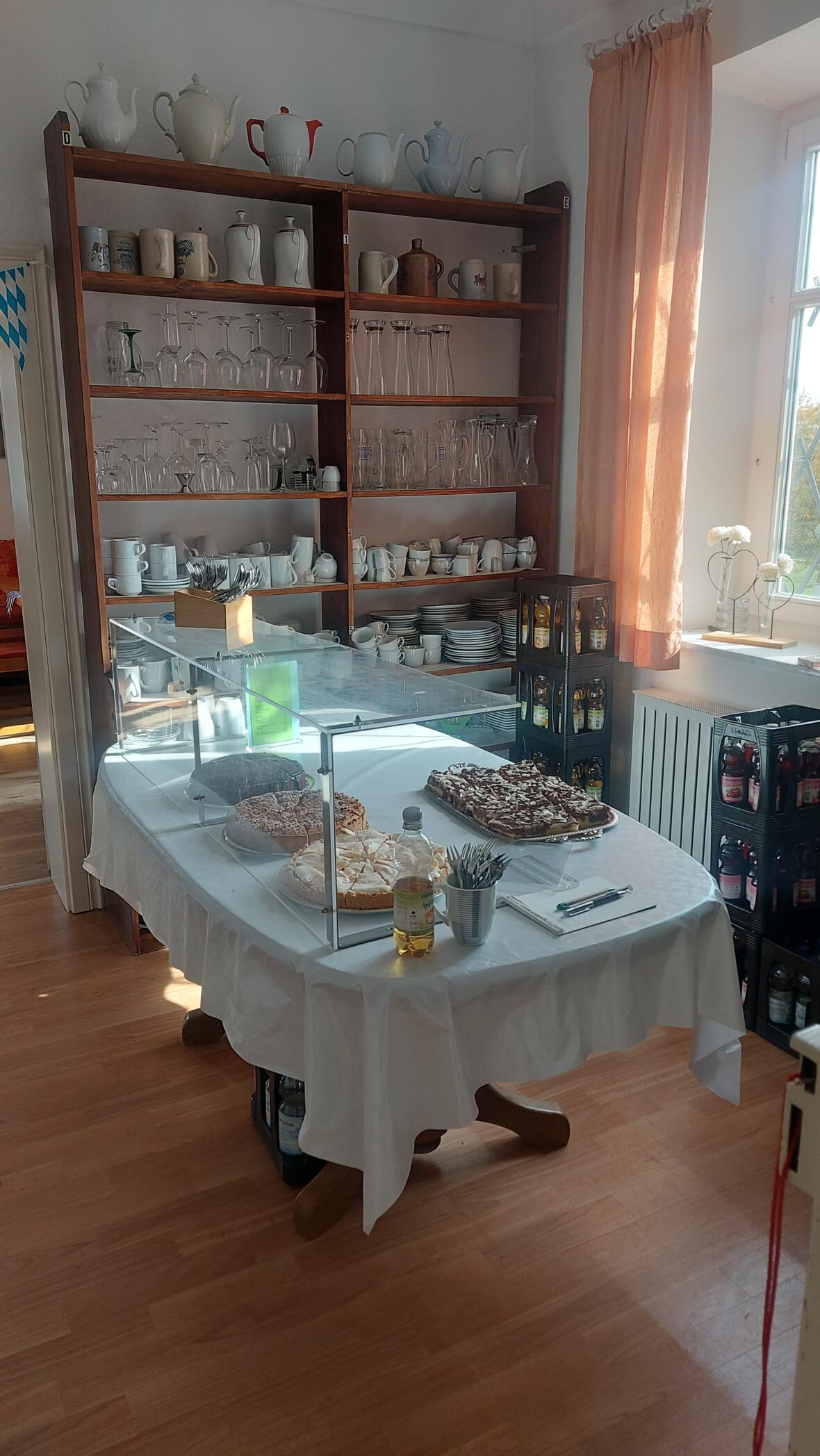 Kuchentheke im Pfarrhaus Oberelchingen mit verschiedenen Kuchen und Getränken.