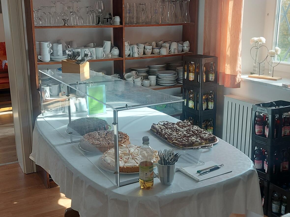 Pfarrhaus Oberelchingen Kuchentheke kleine Küche Kuchentheke im Pfarrhaus Oberelchingen mit verschiedenen Kuchen und Getränken.