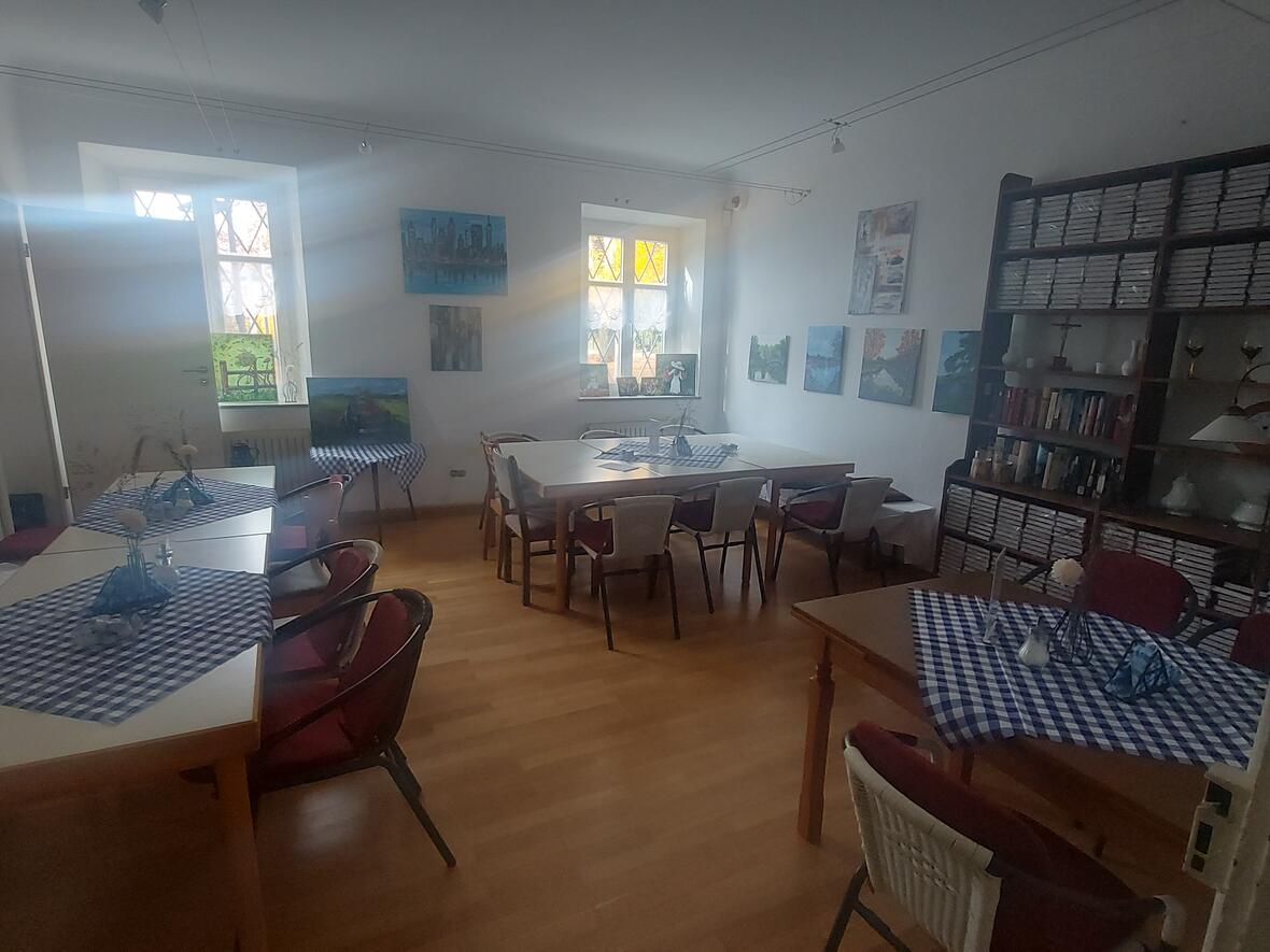 Pfarrhaus Oberelchingen Raum 3 Raum 3 im Pfarrhaus Oberelchingen mit Tischen, Stühlen und dekorierten Tischdecken.