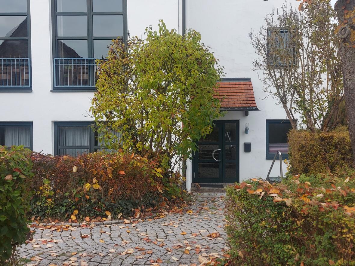 Eingang der KJG Thalfingen im Pfarrzentrum Eingang der KJG Thalfingen im Pfarrzentrum, umgeben von buntem Herbstlaub.