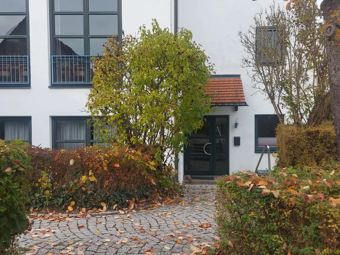 Eingang der KJG Thalfingen im Pfarrzentrum Eingang der KJG Thalfingen im Pfarrzentrum, umgeben von buntem Herbstlaub.