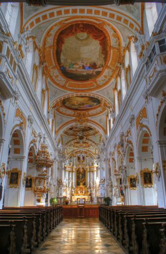Innenansicht der Klosterkirche St. Peter und Paul in Oberelchingen mit prächtigen Deckenfresken und barocker Gestaltung.