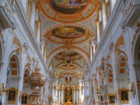 Innenansicht der Klosterkirche St. Peter und Paul in Oberelchingen mit prächtigen Deckenfresken und barocker Gestaltung.