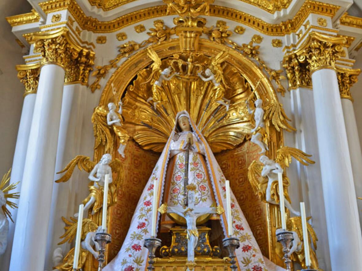 Altar der Klosterkirche St. Peter und Paul mit Statue der schmerzhafte Muttergottes und goldener Ausstattung.