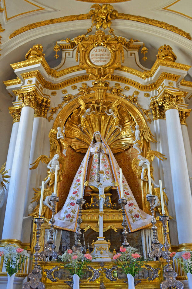 Altar der Klosterkirche St. Peter und Paul mit Statue der schmerzhafte Muttergottes und goldener Ausstattung.