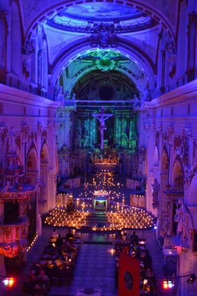 Lichternacht in der Klosterkirche St. Peter und Paul mit Kerzenlicht und farbiger Beleuchtung.