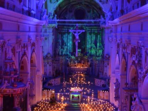 Lichternacht in der Klosterkirche St. Peter und Paul mit Kerzenlicht und farbiger Beleuchtung.